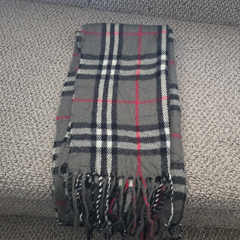 Burberry  scarf  Authentic - Picture 2 of 2